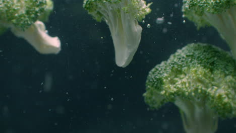 Brokkoli-Unter-Wasser-Mit-Luftblasen-Und-In-Zeitlupe.-Frischer-Und-Saftiger-Gesunder-Vegetarier